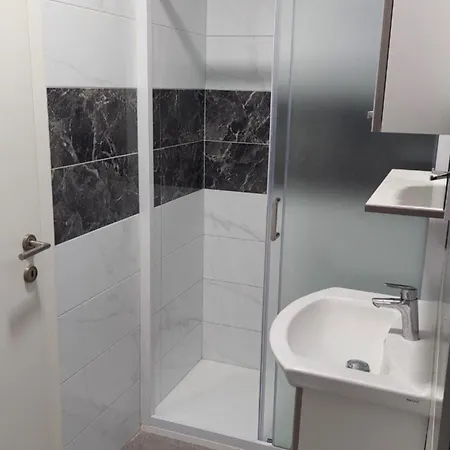 Apartman With Private Toilet And Balcony In Center In Shared Split