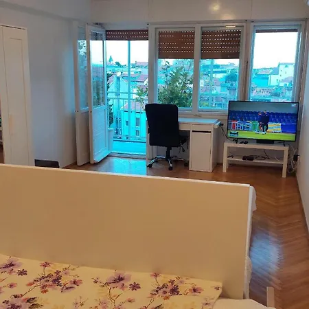 Apartman With Private Toilet And Balcony In Center In Shared Split