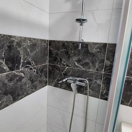 Apartman With Private Toilet And Balcony In Center In Shared *