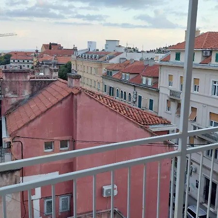 Apartman With Private Toilet And Balcony In Center In Shared Split